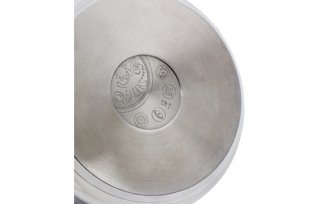 Nahaufnahme einer silbernen Münze in einer Schale