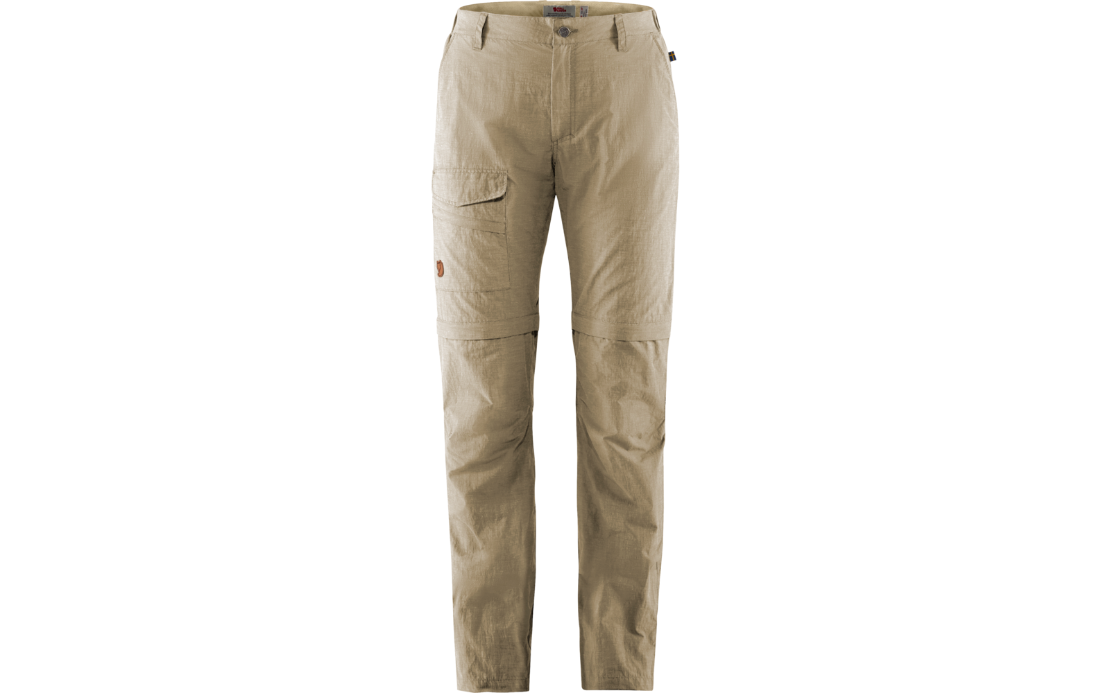 Een cactus met een groen lichaam en witte stekels in een blauwe pot op een houten tafel tegen een witte muur