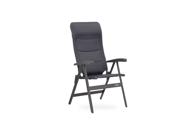 Schwarzer Klappstuhl mit Metallgestell auf weißem Hintergrund