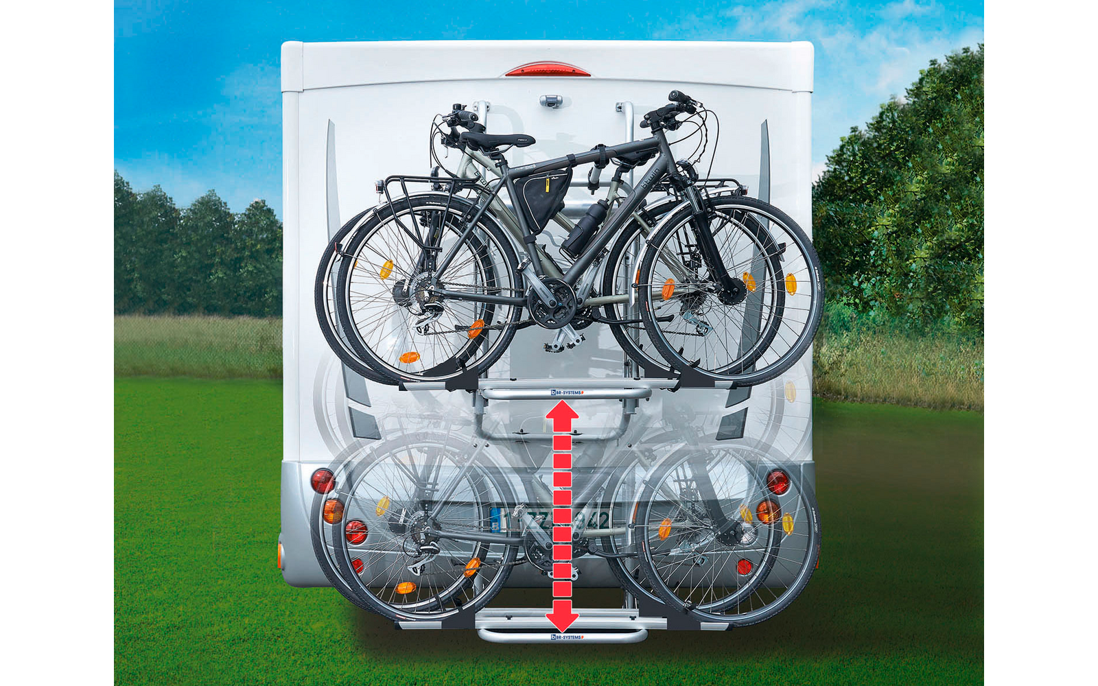 Een bord met een fiets met een rode streep ervoor, voor een groene boom en blauwe lucht