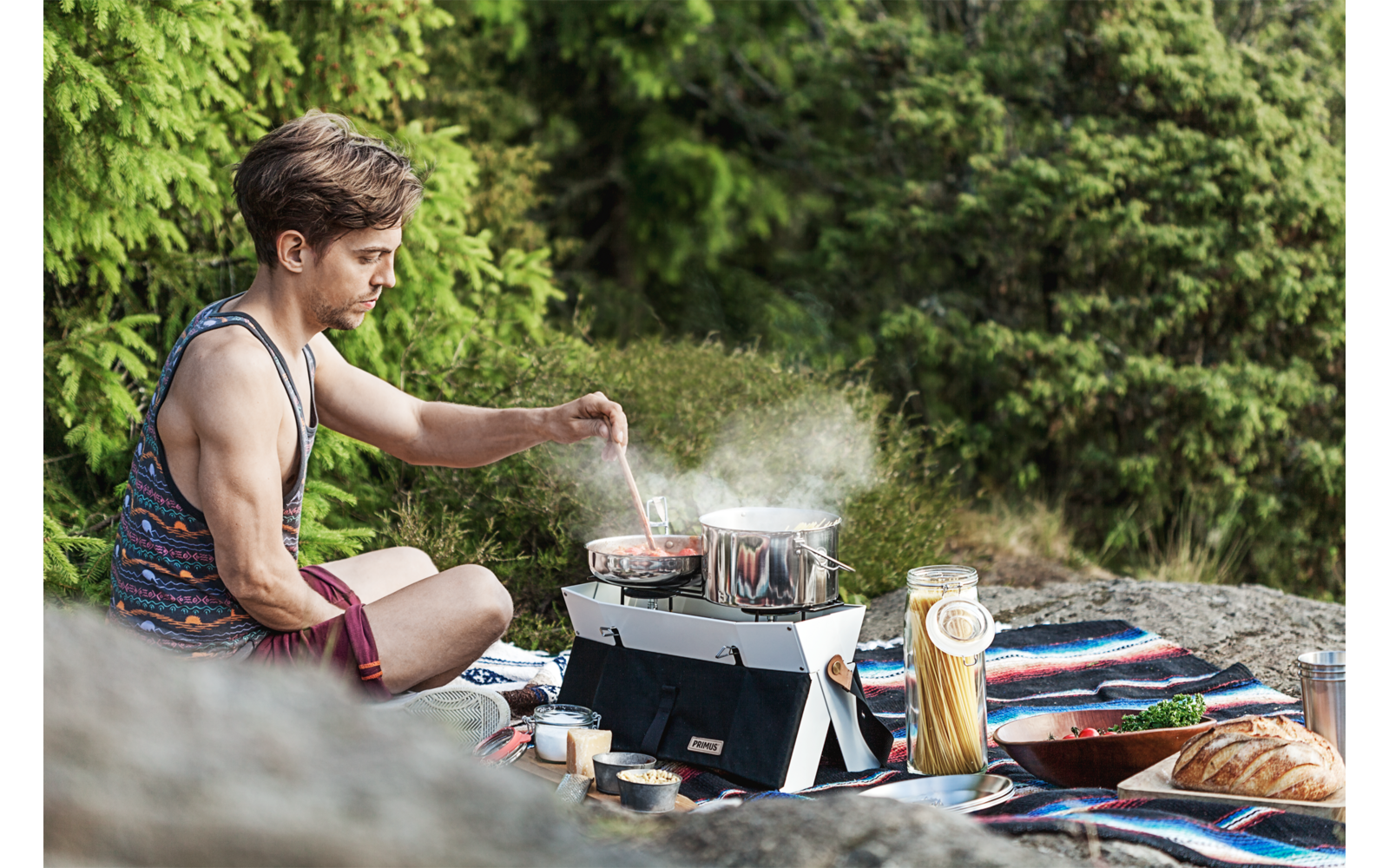 Un assortimento raggruppato di varie scaglie miste di verdure in un contenitore di vetro aperto