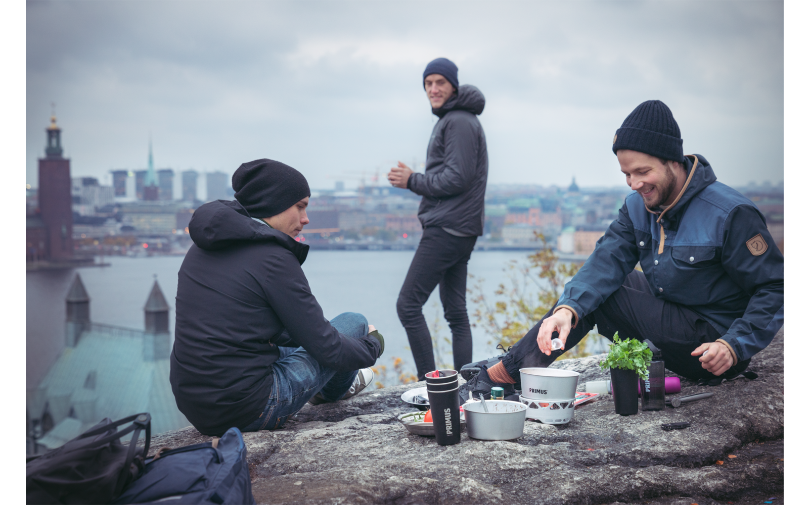 Man met zwarte beschermbril houdt een digitale camera vast