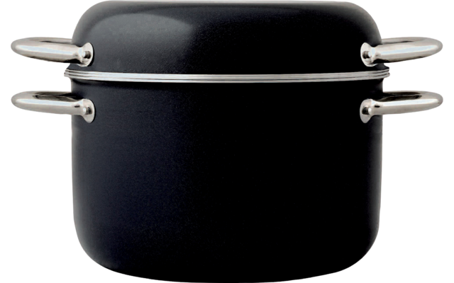 Abendlicher Himmel mit hellen Wolken über einer Stadt mit beleuchteten Brücken und Gebäuden