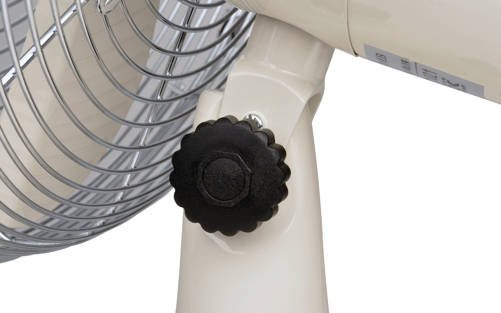 Nahaufnahme eines weißen Ventilators mit schwarzem Einstellrad