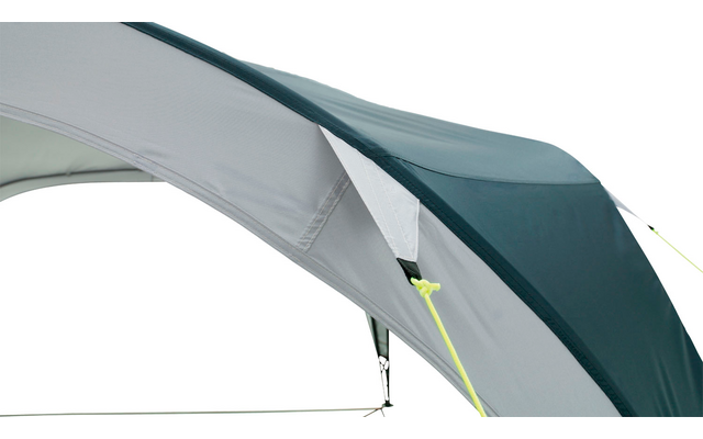 Nahaufnahme eines grauen und weißen Zeltdachs mit gelben Abspannseilen