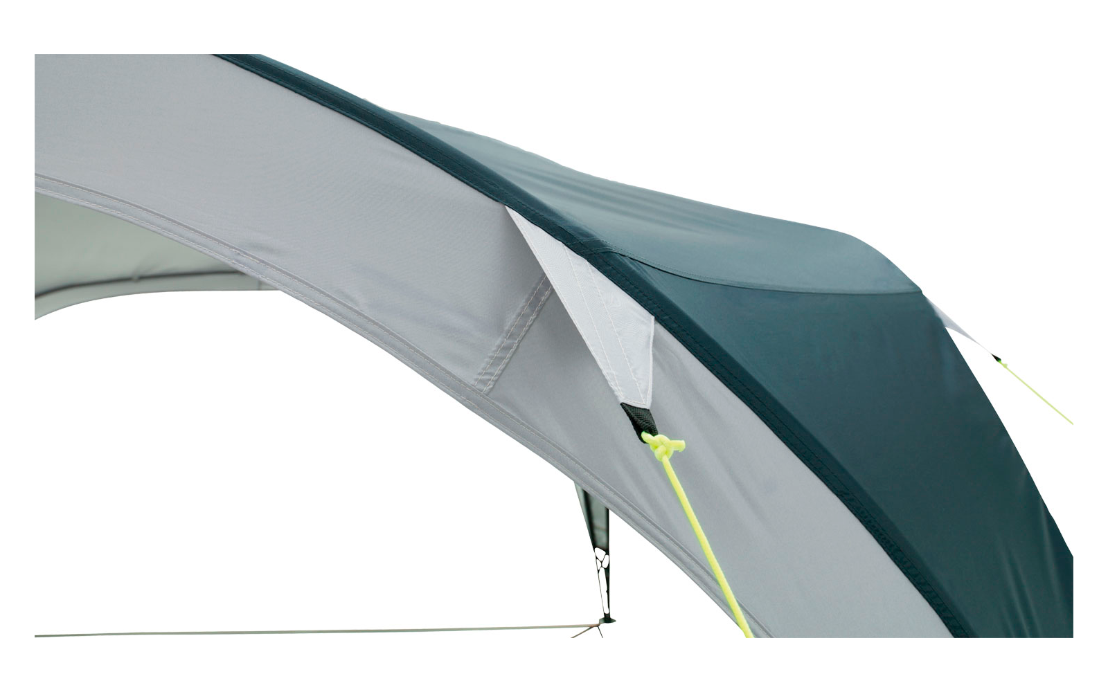 Nahaufnahme eines grauen und weißen Zeltdachs mit gelben Abspannseilen