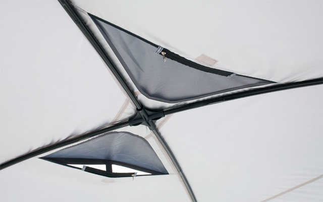 Blick auf die Innenseite eines Zeltdaches mit zwei geöffneten Lüftungsfenstern