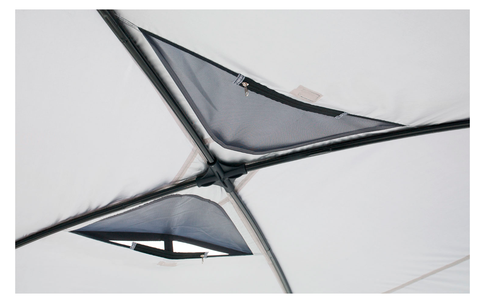 Blick auf die Innenseite eines Zeltdaches mit zwei geöffneten Lüftungsfenstern