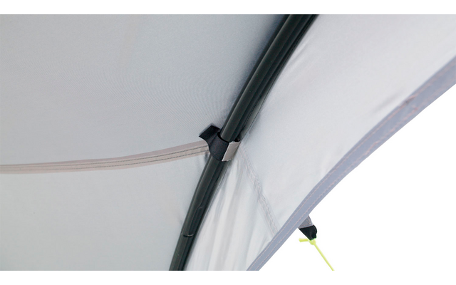 Nahaufnahme einer Abspannleine und Gestänge eines weißen Zeltdachs