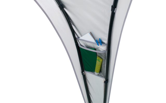 Nahaufnahme eines grauen Zeltdachs mit einem grauen und grünen Organizer, der eine Wasserflasche und Bücher enthält