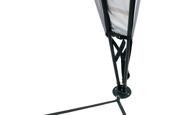 Schwarze Metallstreben eines Sonnenschirms vor weißem Hintergrund