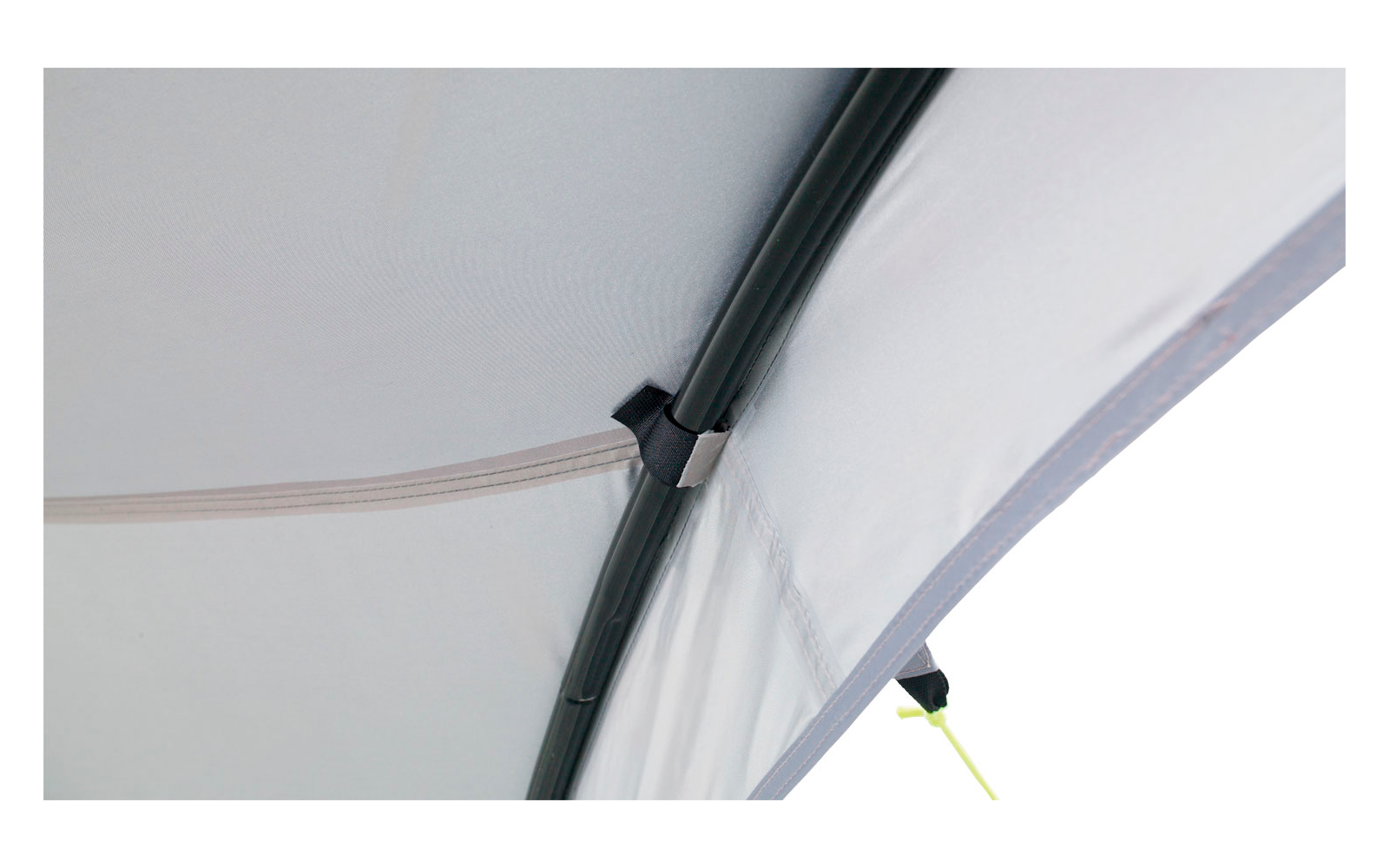 Stabile Metallstrebe mit Kunststoffhalterung an einem weißen Zeltstoff befestigt
