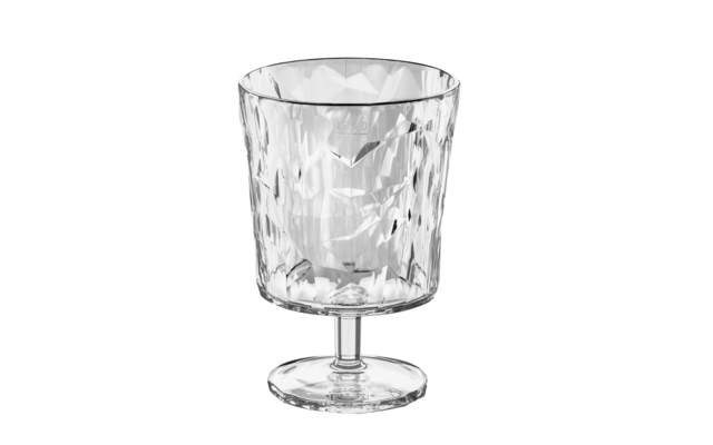 Klares Glas mit facettiertem Muster auf einem kurzen Stiel mit rundem Fuß