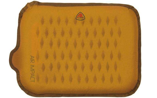 Ein roter Apfel auf einem weißen Teller vor einem hellen Hintergrund