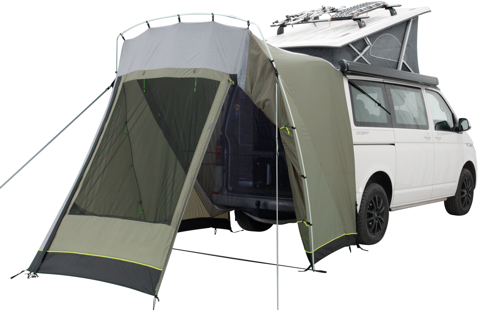 Wohnmobil mit angebrachtem Vorzelt aus grünem und grauem Stoff, offen an der Vorderseite