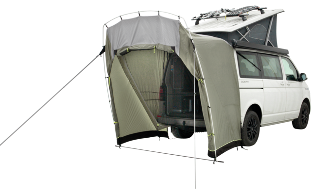 Weißer Van mit offenem Heck und angebautem grauem Vorzelt