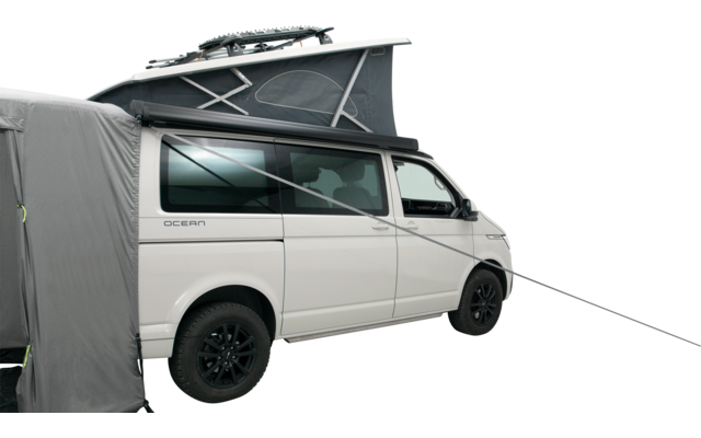 Weißer Campingbus mit aufgestelltem Aufstelldach und befestigtem Vorzelt, seitlich von Seilen gehalten