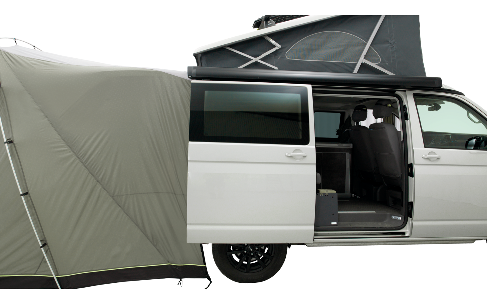 Weißer Van mit geöffneten Türen und aufgestelltem Dachzelt, daran angebrachtes graues Vorzelt
