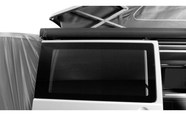 Geschlossenes Fenster eines weißen Fahrzeugs mit einem aufgeklappten Dachzelt