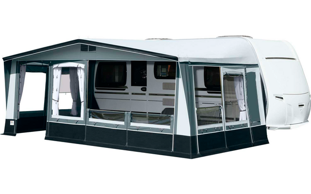 Wohnwagen mit angebautem grauem Vorzelt
