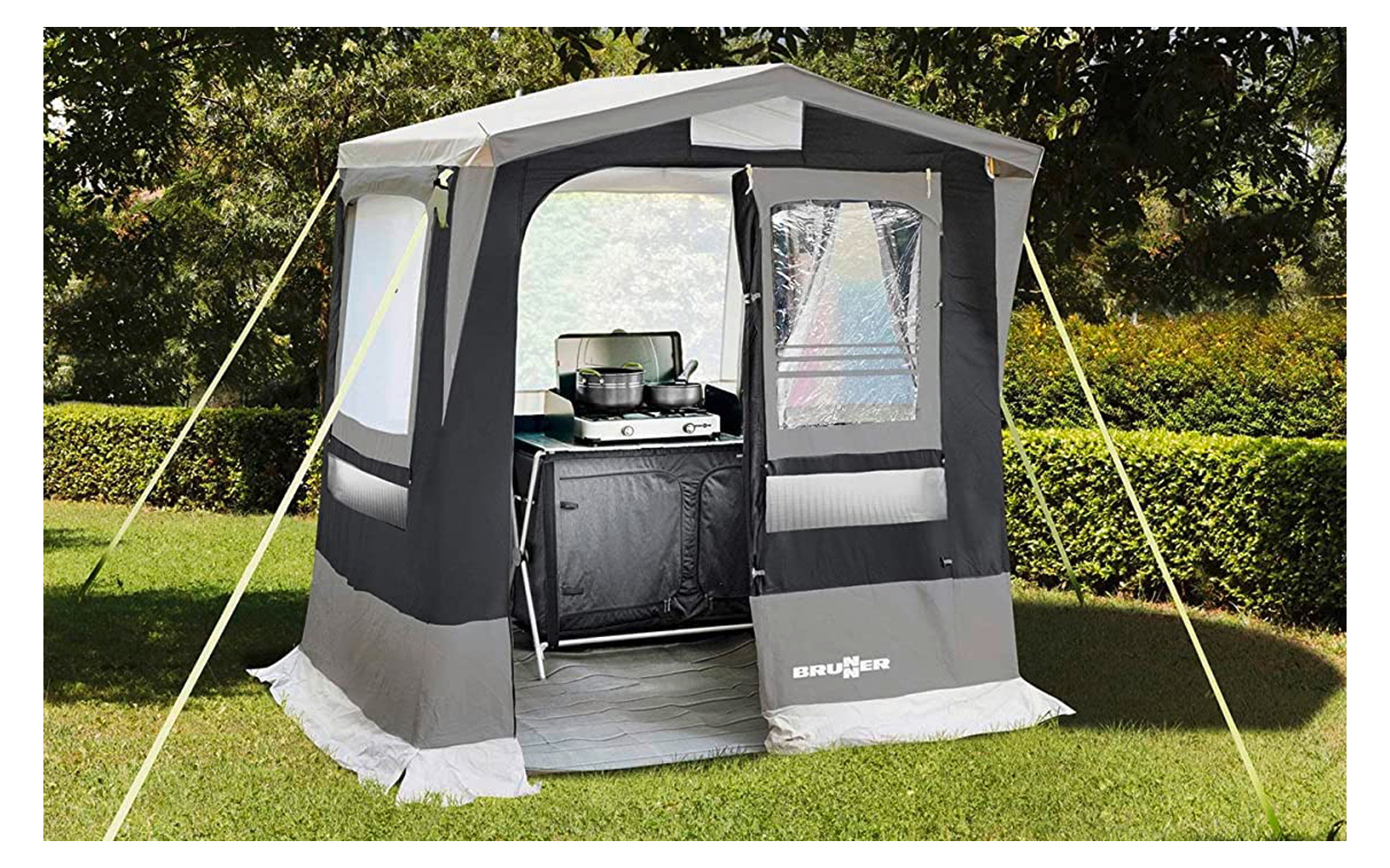 Eine Stadtansicht mit Hochhäusern und einem Fluss im Vordergrund