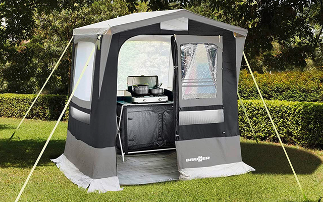 Eine Stadtansicht mit Hochhäusern und einem Fluss im Vordergrund