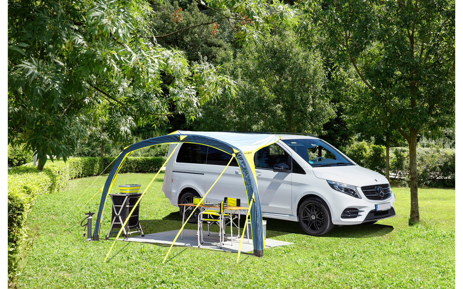 Weiße Limousine steht auf Parkplatz, davor ein Absperrgitter und ein Verkehrshütchen
