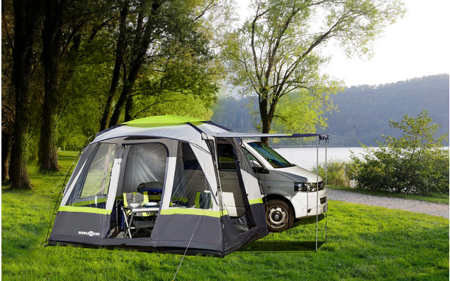 Großer Leuchtturm auf Felsen am Meer bei sonnigem Himmel