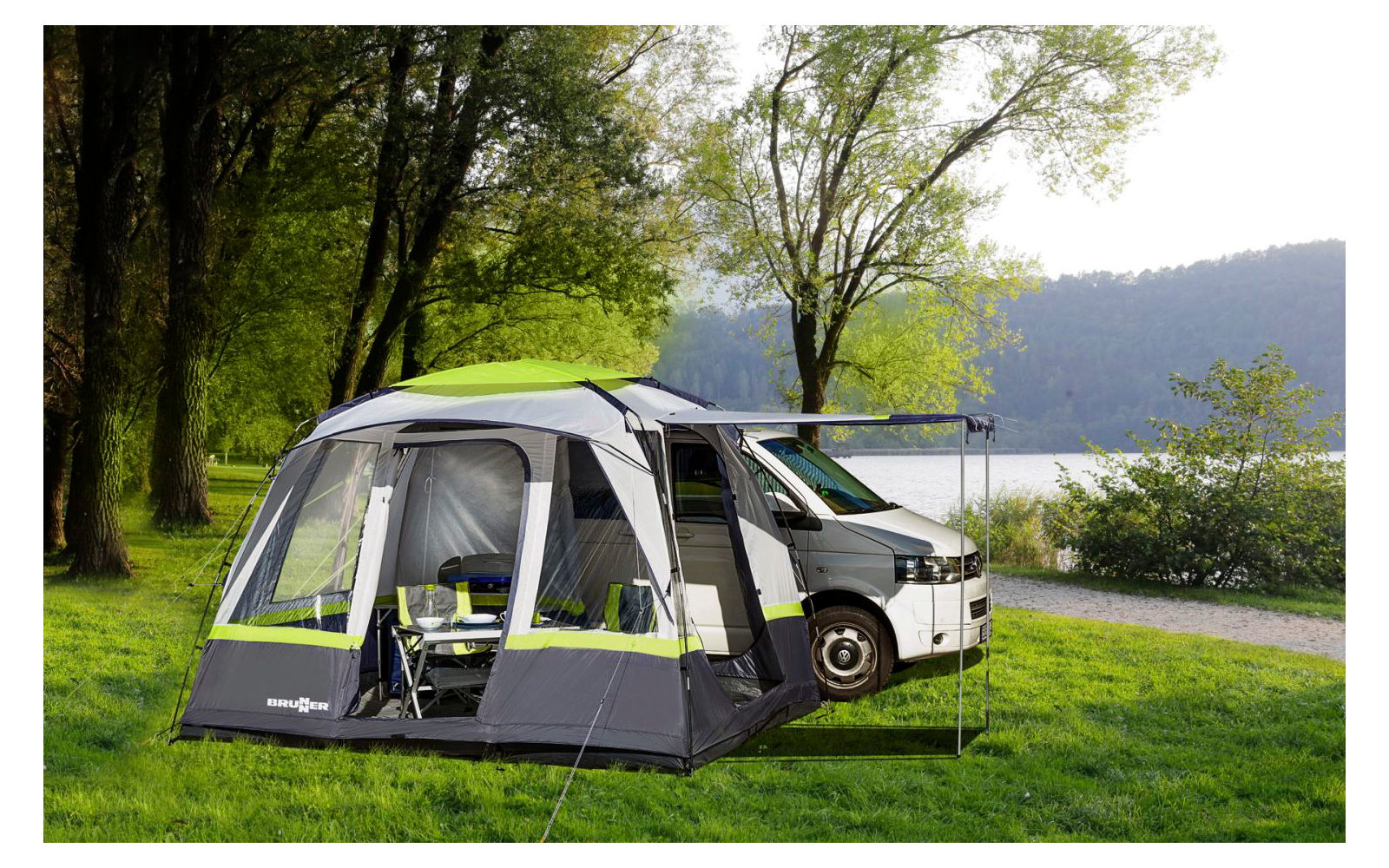 Großer Leuchtturm auf Felsen am Meer bei sonnigem Himmel
