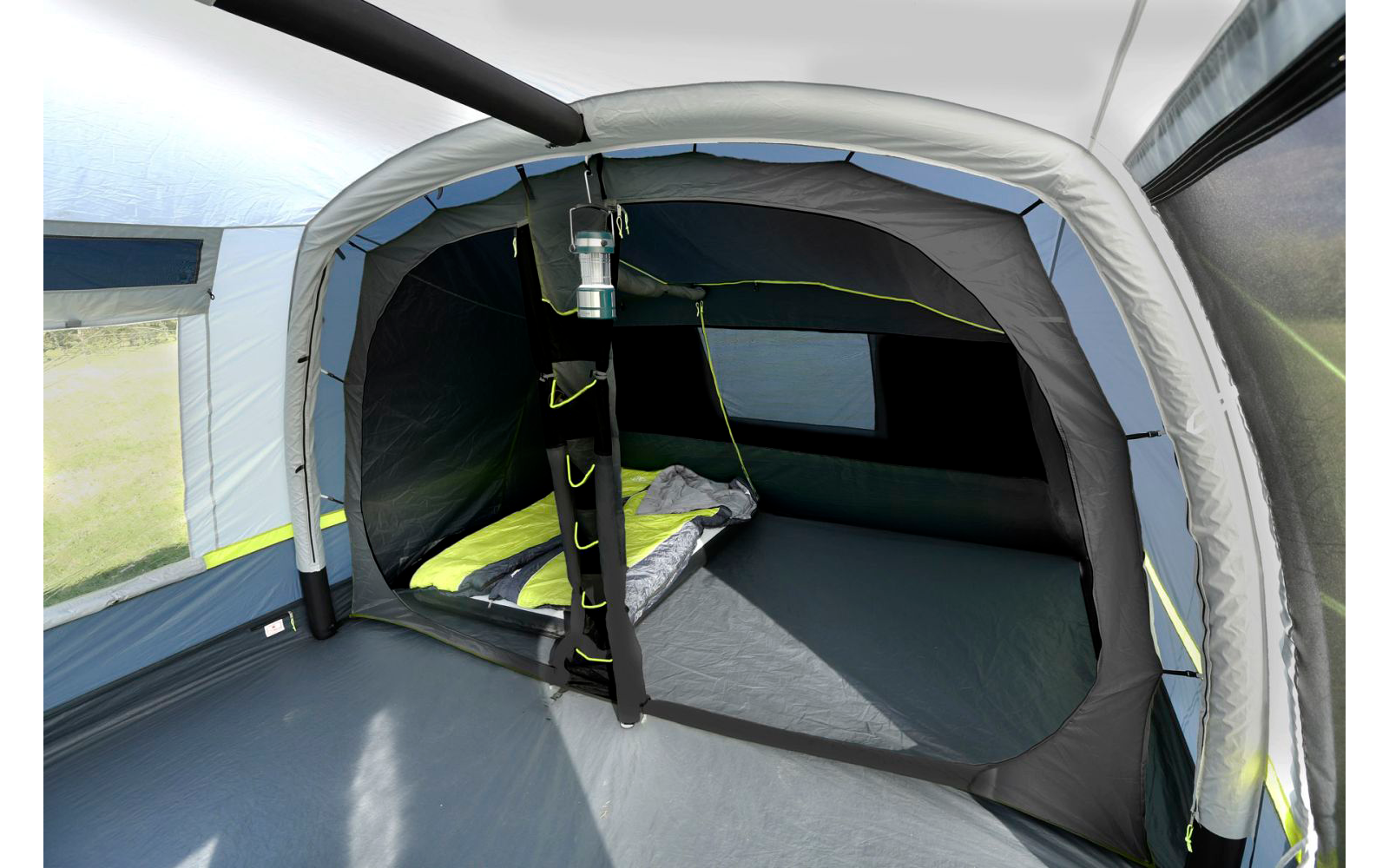 Innenansicht einer grauen Dachbodentür mit Licht und Wänden im Hintergrund