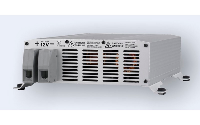 Weißes elektrisches Gerät mit Lüftungsschlitzen und Anschlusskabel auf weißem Hintergrund