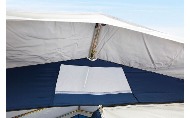 Blick ins Innere eines Zeltes mit einem geöffneten Fenster und dunkelblauem Zeltstoff