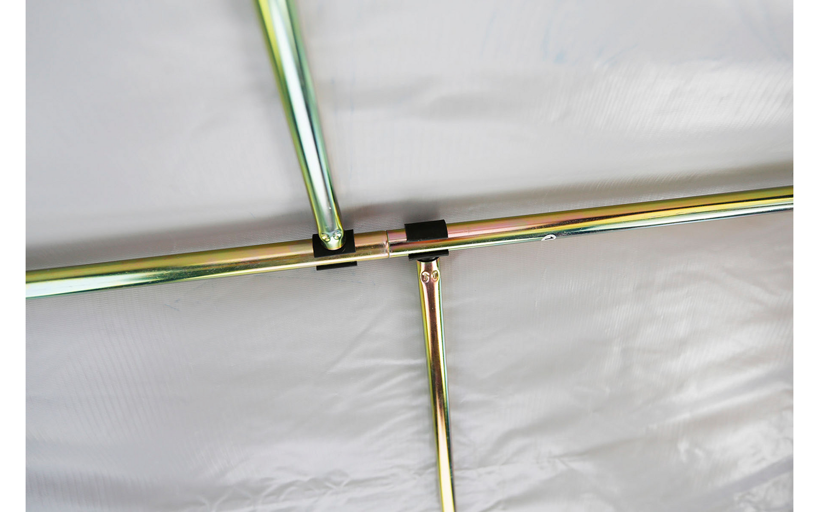 Nahaufnahme eines Metallgestells mit weißen Stoff im Hintergrund