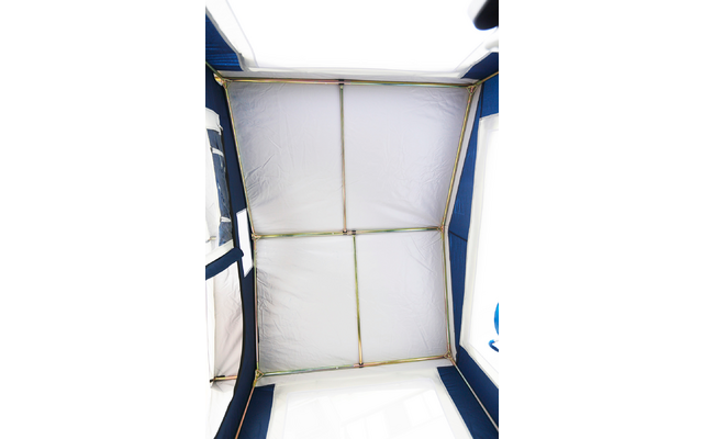 Blick nach oben auf das Innendach eines Zeltes mit weißen und blauen Stoffpartien