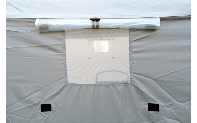 Projektionsleinwand in einem weißen Raum mit grauen Wänden