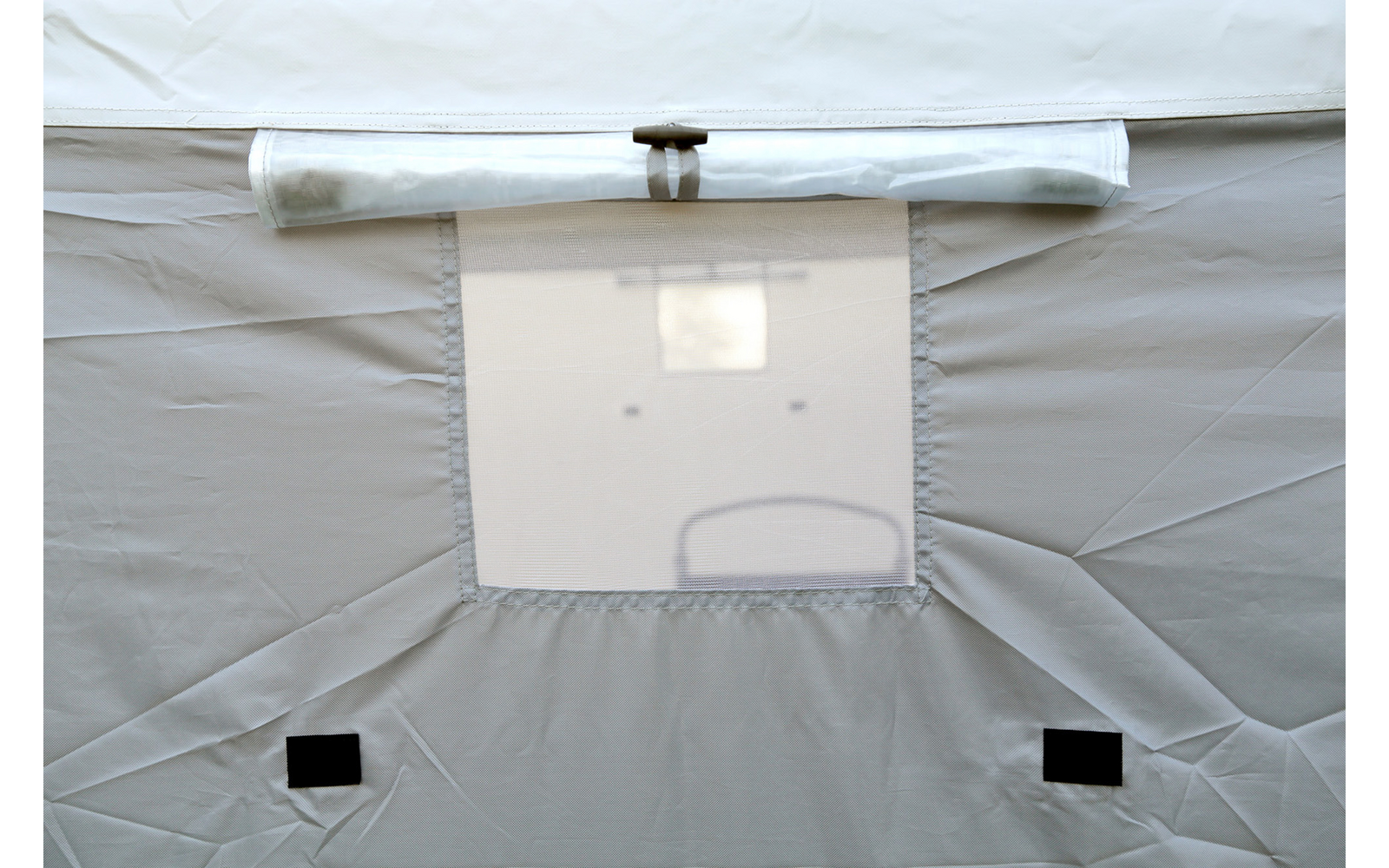 Projektionsleinwand in einem weißen Raum mit grauen Wänden