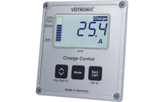 Display eines Votronic Charge Control Reglers mit digitaler Anzeige und drei Tasten