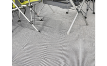 Metallbeine von Stühlen auf gemusterte Teppichbodenfläche