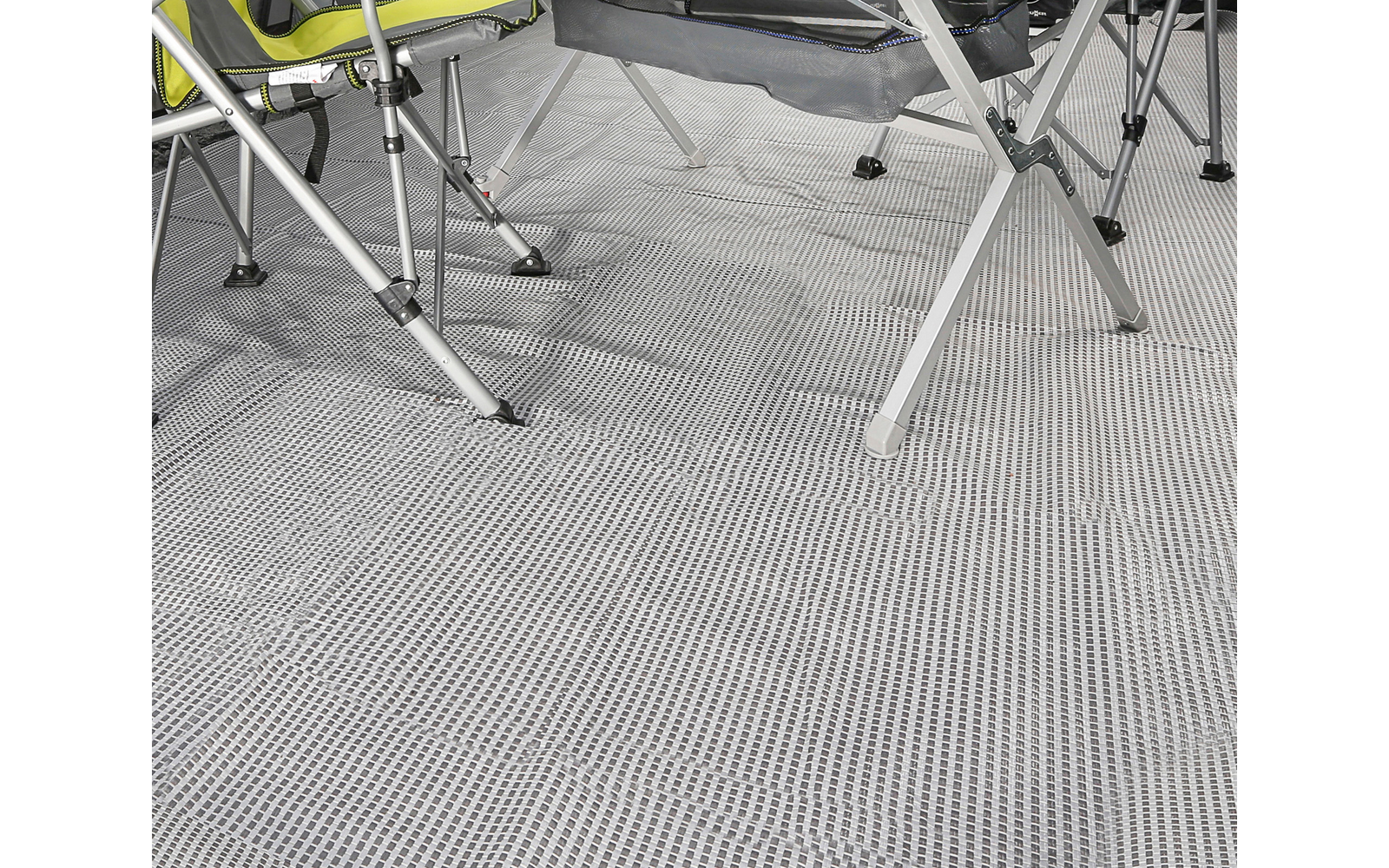 Pavimento con moquette grigio chiaro e gambe in metallo di sedie o tavoli