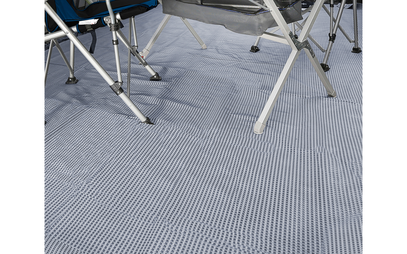 Pavimento con tessuto a righe blu e bianco e gambe in metallo di sedie