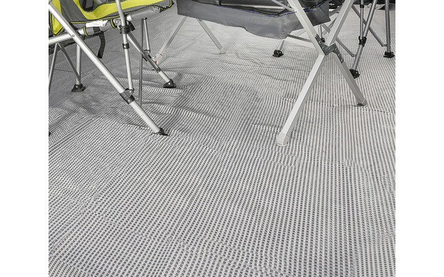 Pavimento con moquette grigio chiaro e sedie metalliche con gambe