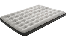 Aufblasbare Luftmatratze in hellgrauer Farbe mit schwarzem Boden