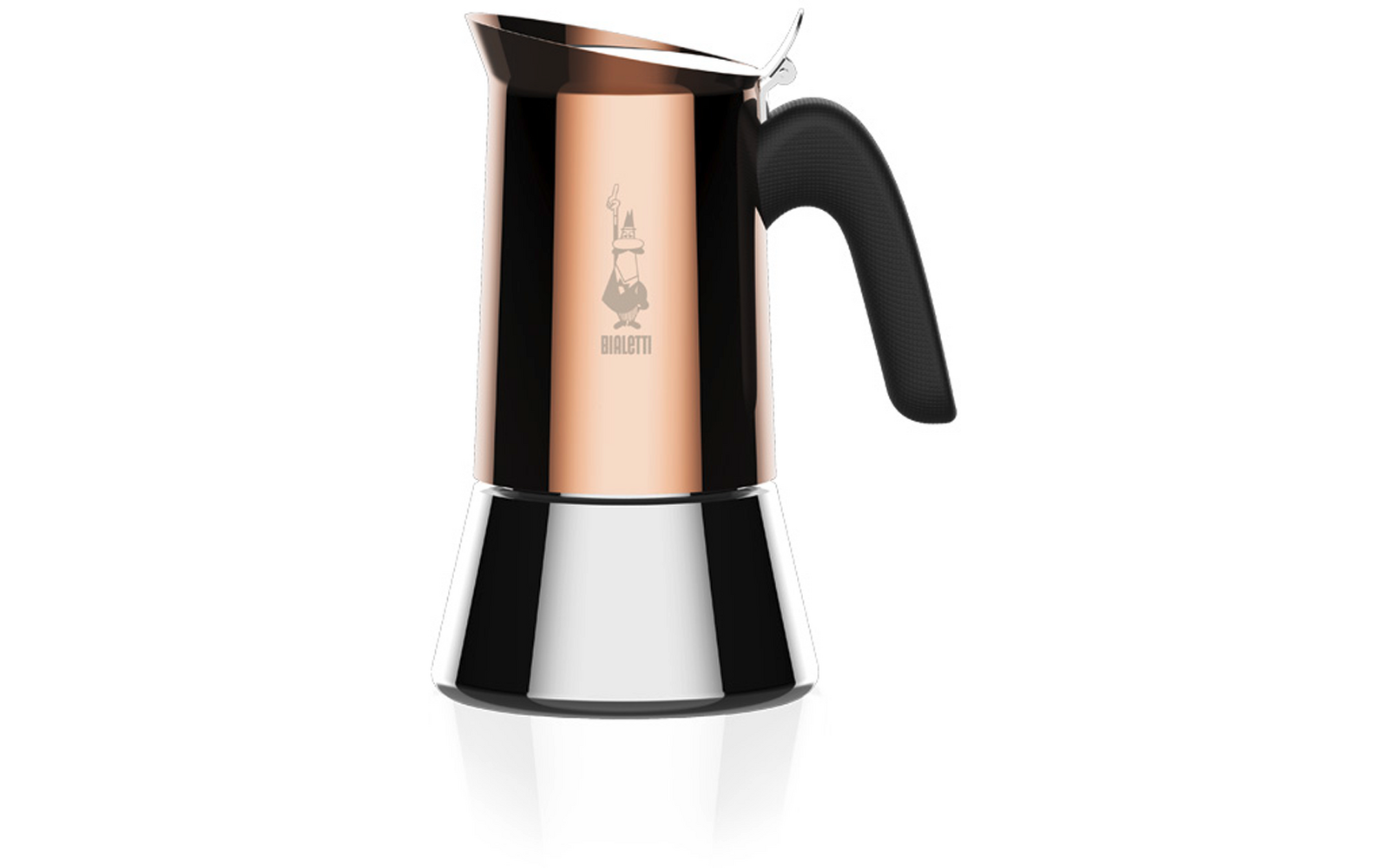 Silberne und kupferfarbene Kaffeemaschine mit schwarzem Griff auf weißem Hintergrund