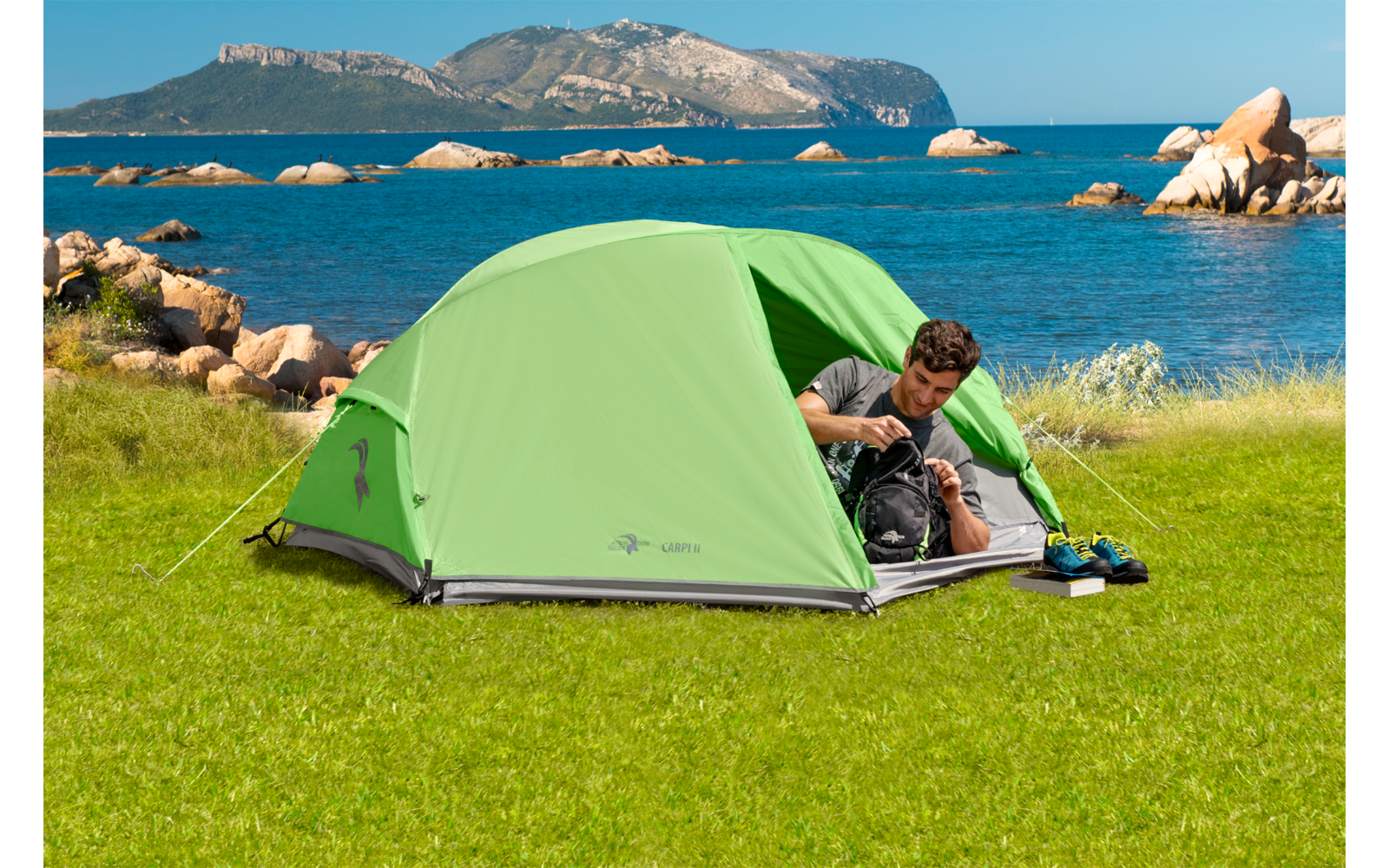 Orangefarbene Jacke auf einem Holzstuhl im Freien