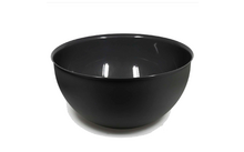 Schwarze runde Schüssel auf weißem Hintergrund