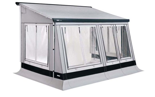 Auvent blanc avec panneaux latéraux et fenêtres transparentes, monté sur une surface plane