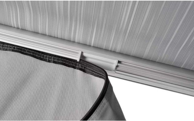 Gros plan d'une fixation sur un plafond gris clair avec un tissu gris