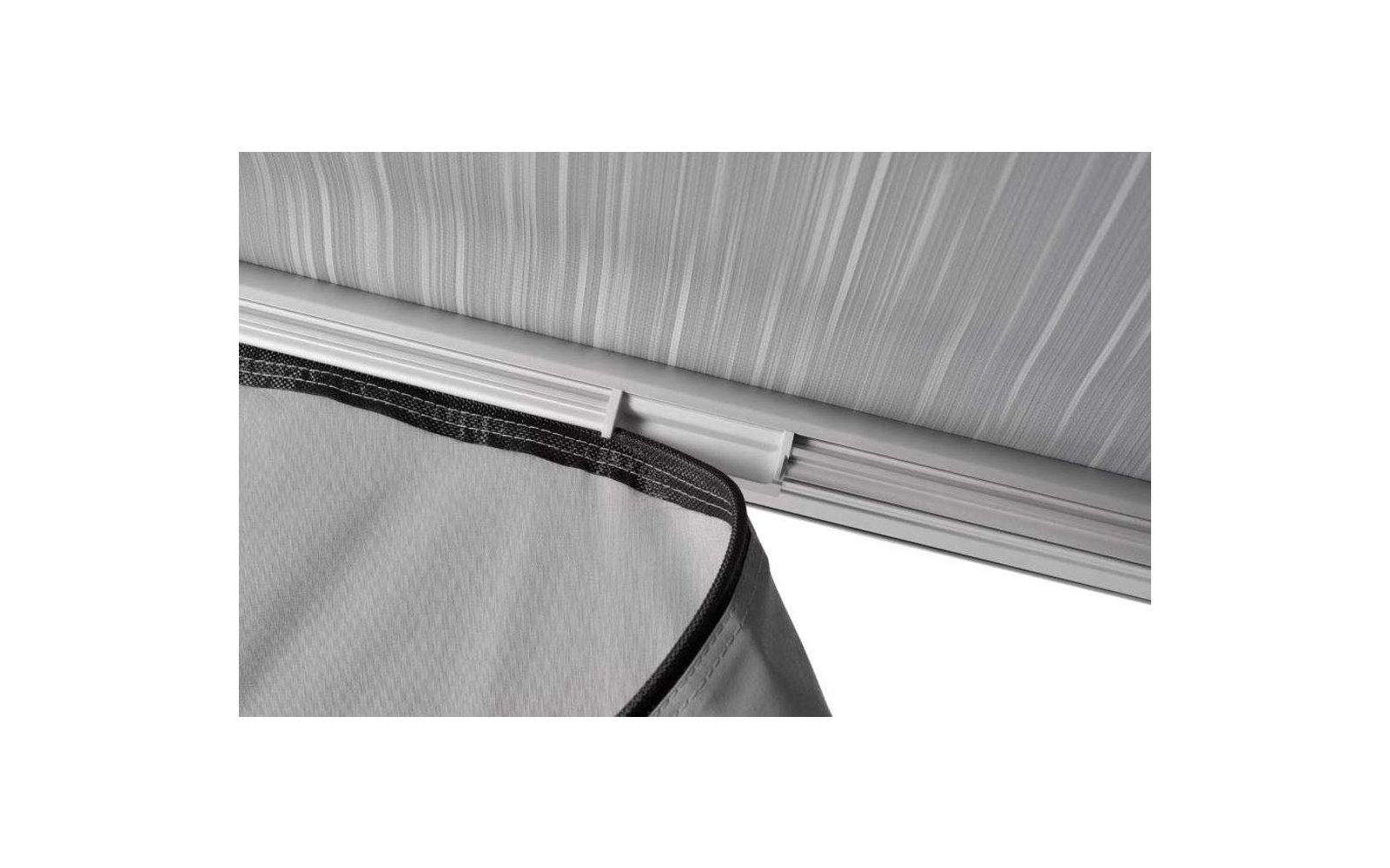 Gros plan d'une fixation sur un plafond gris clair avec un tissu gris