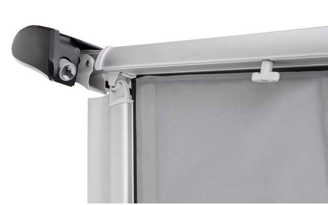 Gros plan d'une installation de store de fenêtre blanc avec un support noir
