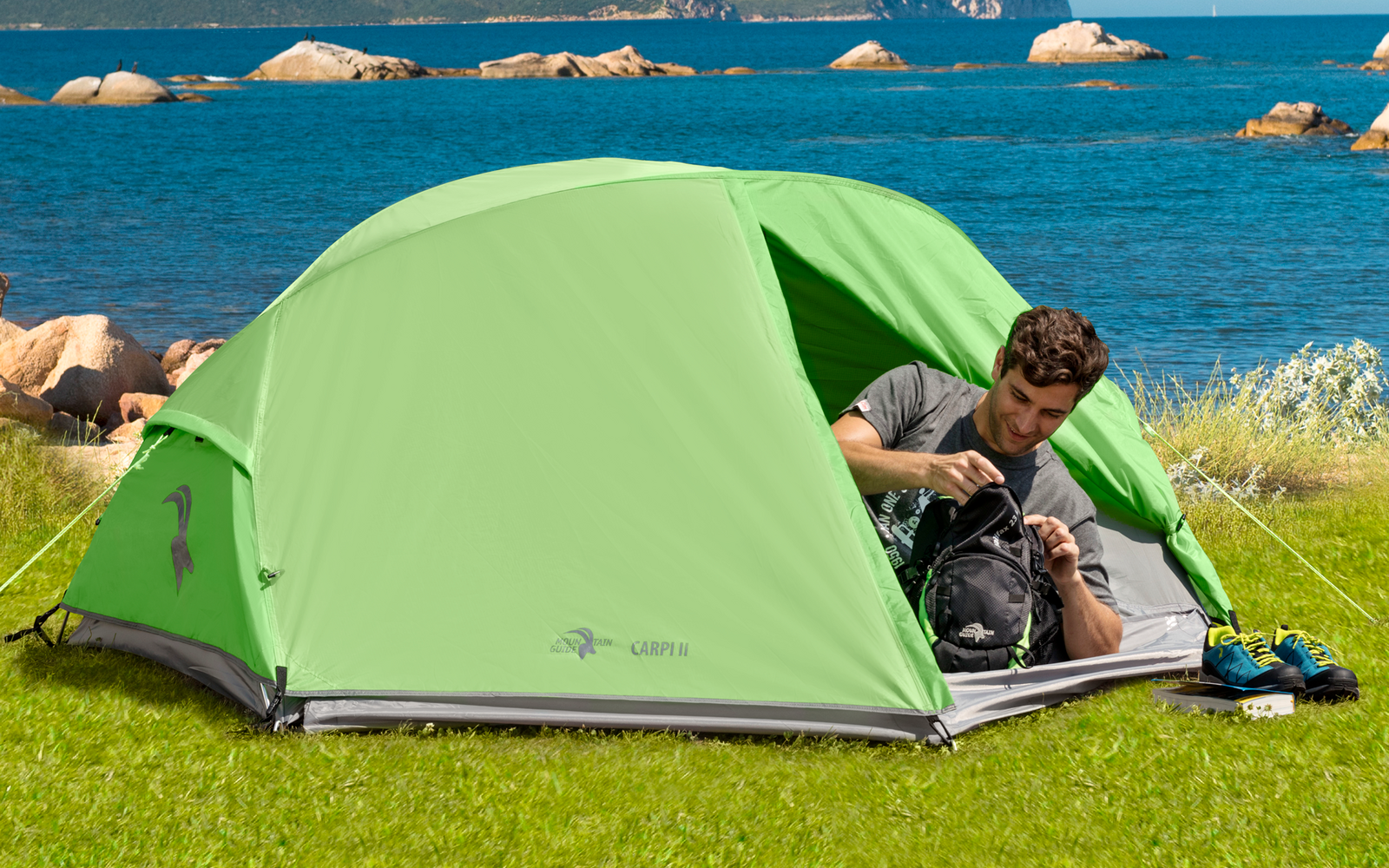 Oranje jas op een houten stoel buiten